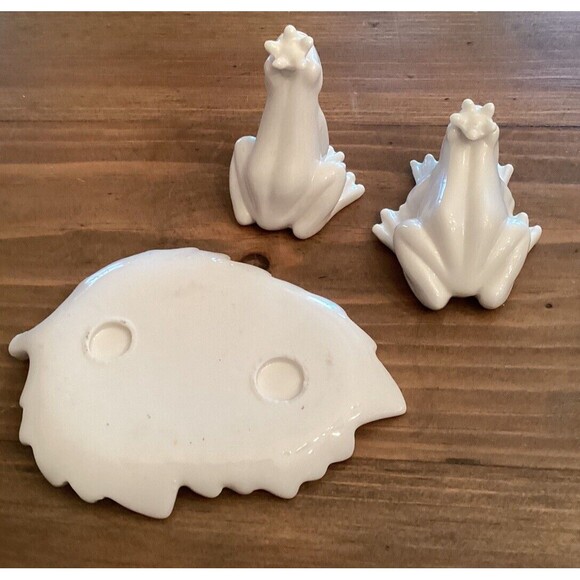 FROGS ON A LILY PAD WHITE CERAMIC SALT AND PEPPER SHAKERS - Picture 5 of 5